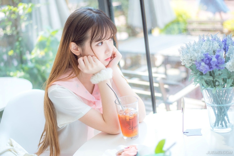 “张任想必已经被诸位囚禁，可对？”庞统没有接话，而是反问道，这种时候，自然不能正大光明的将自己的看法提出来，说我要你们投降，那对方本能的会产生抵触。